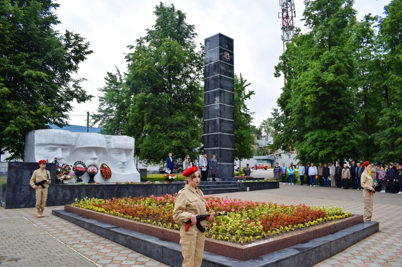 В Суворове почтили память павших предков на мемориале - братской могиле «Павшим воинам».