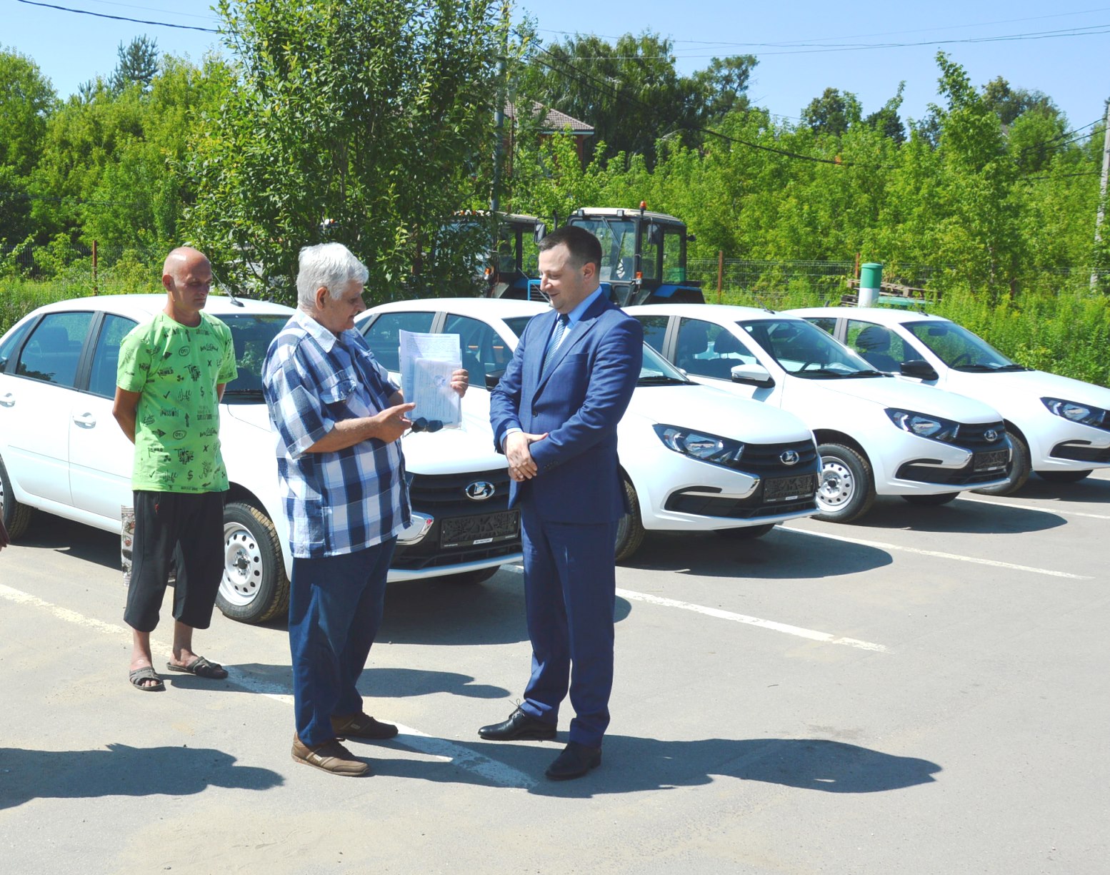 Четыре жителя региона, пострадавшие на производстве, получили новые автомобили от Отделения СФР по Тульской области.