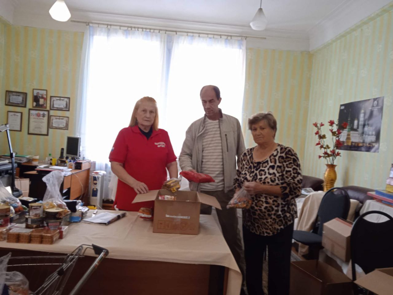 Члены общественного совета МО Суворовский район принимают активное участие в формировании посылок для участников специальной военной операции..