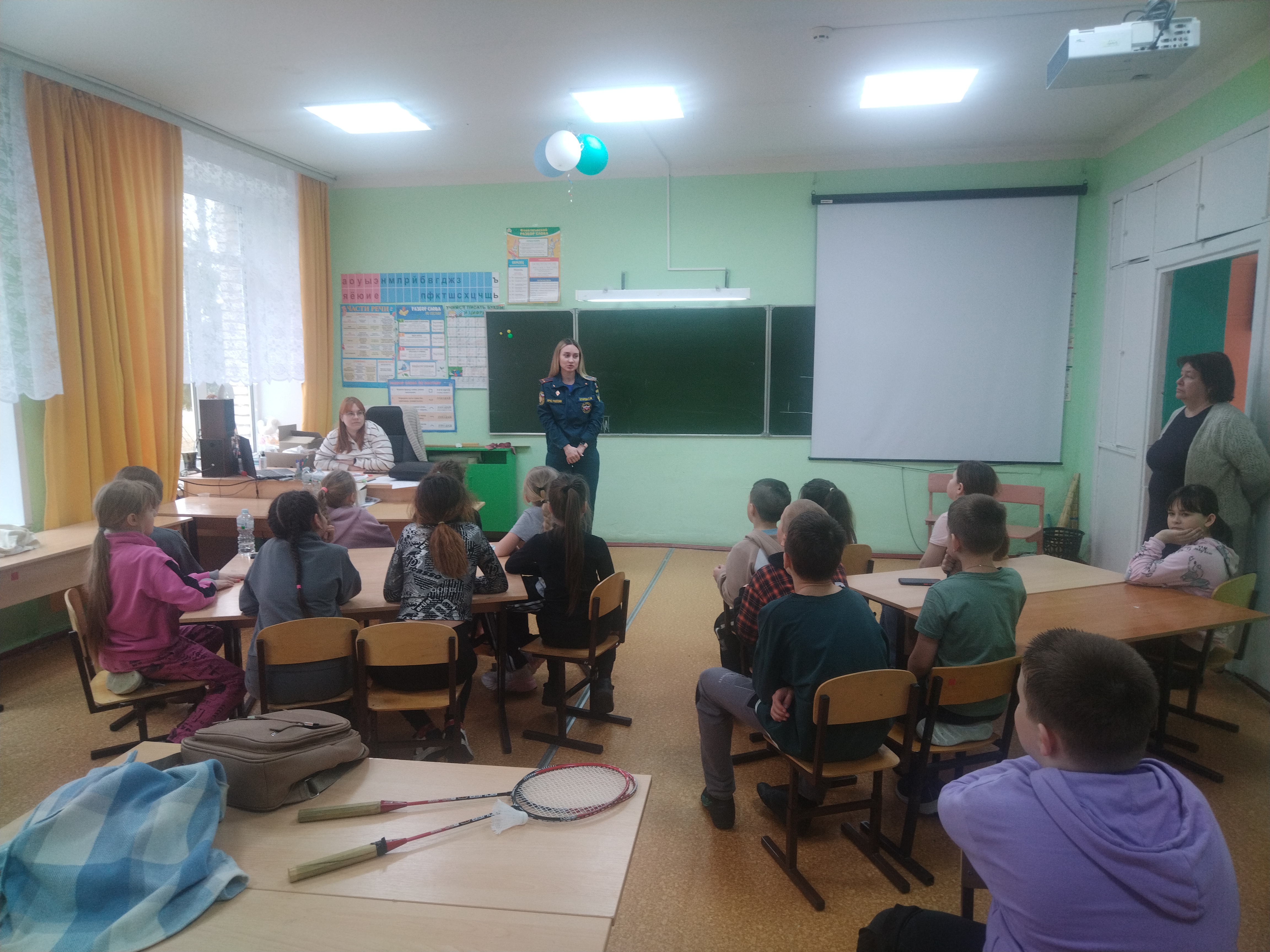 Сотрудники ОНД и ПР по Суворовскому и Дубескому районам провели уроки безопасности в пришкольных лагерях..